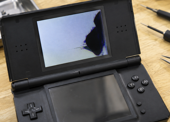 DSの画面に黒いシミが出たら故障？高槻で修理する前の確認ポイント